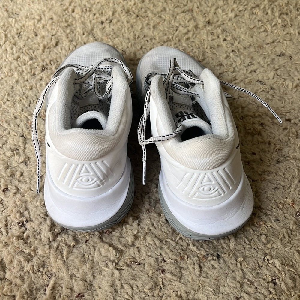 kyrie irving shoes flytrap 2